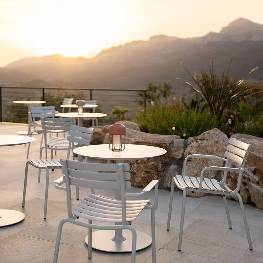 Fauteuils empilables ReCLIPS Houe - aménagement terrasse restaurant