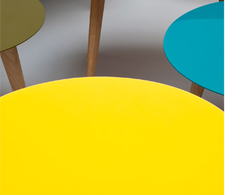 Main basse sur les tables