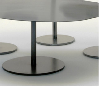 Main basse sur les tables