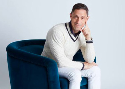 Fauteuil rembourré Bacharach Le designer Jonathan Adler est assis sur le fauteuil rembourré Bacharach en velours