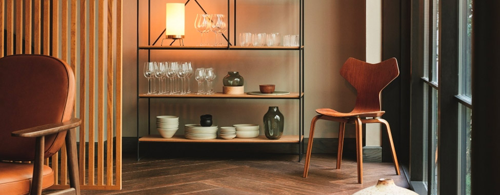 Étagère Planner, fauteuil bas JH97 et chaise Grand Prix / Fritz Hansen Étagère Planner, fauteuil bas JH97 et chaise Grand Prix de la marque Fritz Hansen