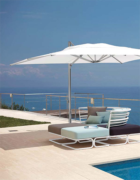 Un mobilier extérieur graphique, vue mer