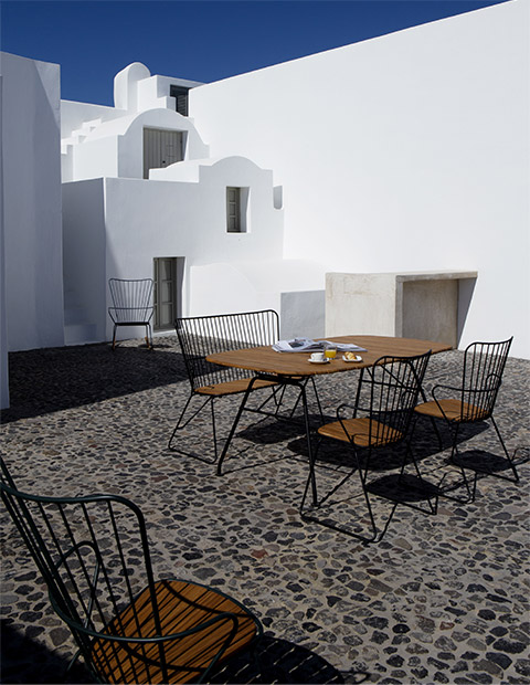 Un mobilier extérieur graphique, vue mer