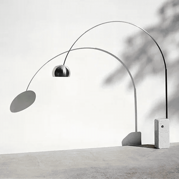 Lampadaire Arco de Flos et Mantis de DCW éditions -lampadaires salon design